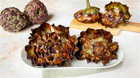 Piatto di carciofi alla giudia conditi con sale e pepe