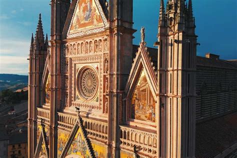 Vista panoramica di Orvieto con il Duomo in primo piano