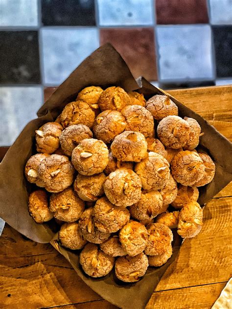 Amaretti sardi appena sfornati con crepe