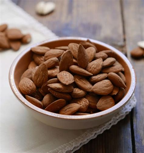 Mandorla intera posizionata al centro di un amaretto