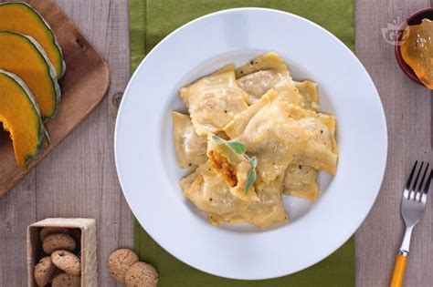 Tortelli di zucca conditi con burro e salvia
