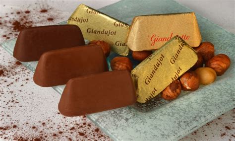 Immagine ravvicinata di gianduiotti artigianali