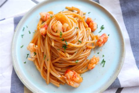 Immagine di spaghetti con gamberi e pomodorini