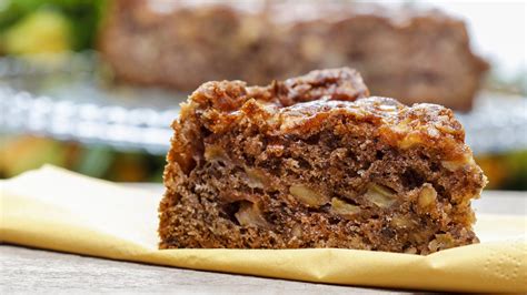 Forma a cupola di dolce con frutta secca