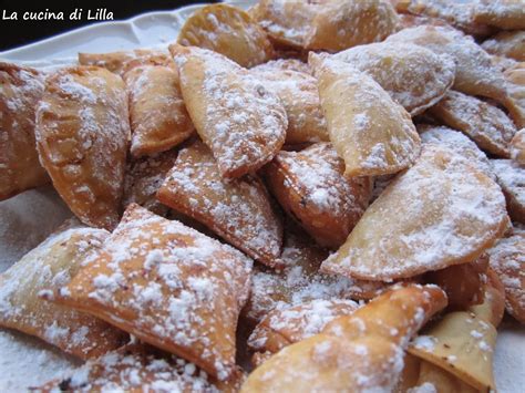 Ravioli dolci fritti spolverati di zucchero a velo