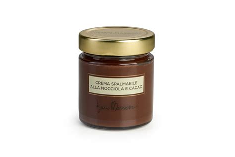 Vasetto di crema spalmabile alla nocciola e cacao
