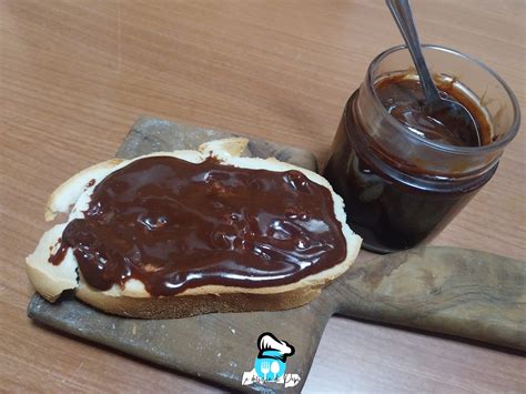 Fette di pane con crema spalmabile alla nocciola e cacao