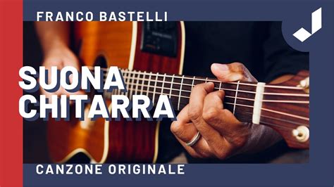Gastón Soffritti mentre suona la chitarra