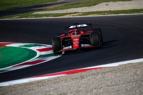 Vettura di Formula 1 sul rettilineo di Monza
