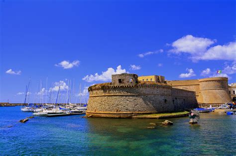 Vista panoramica di Gallipoli con il suo castello e il mare