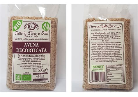 Dettaglio dei fiocchi di avena, farro e orzo nei biscotti