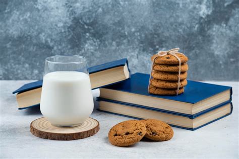 Colazione con biscotti integrali, latte e frutta