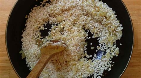 Tostatura del riso in padella