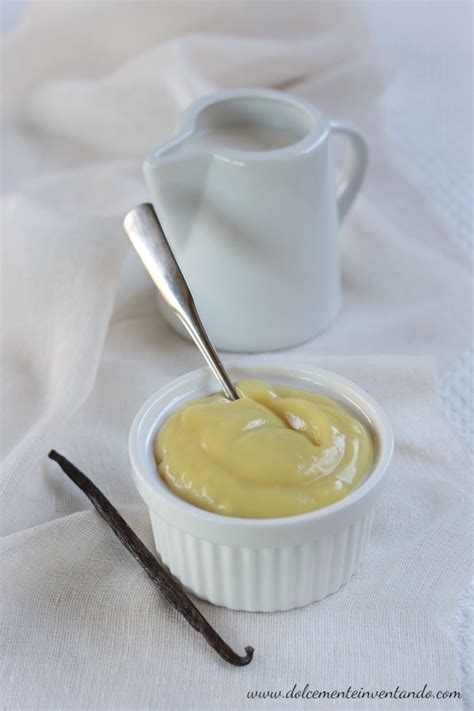 pentolino con crema pasticcera vegana che si addensa
