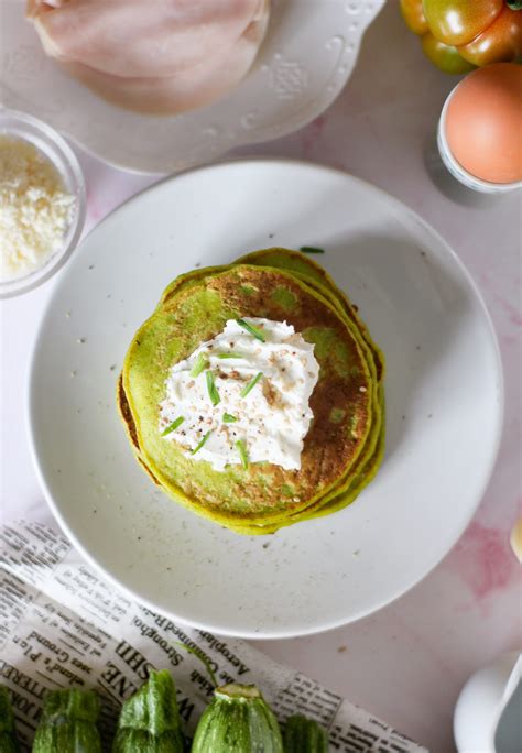 Pancake salati alle zucchine accatastati con guarnizioni