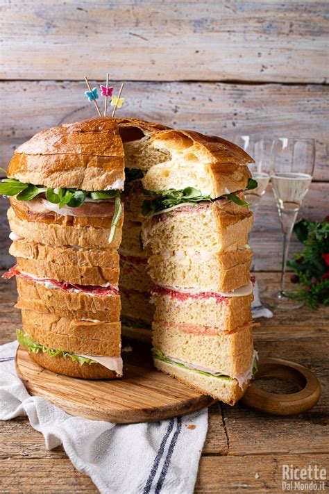 Panettone gastronomico appena sfornato, pronto per il raffreddamento