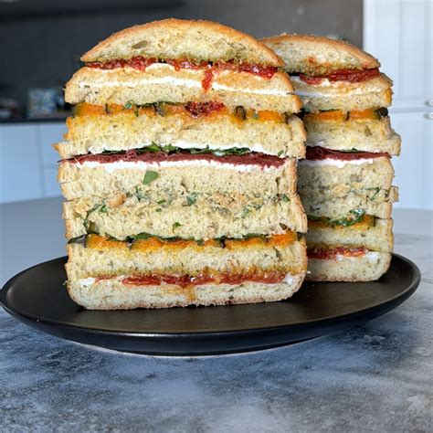 Composizione di diverse farciture per il panettone gastronomico