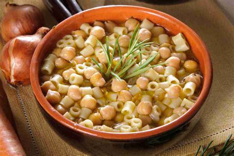 Piatto di pasta e ceci fumante