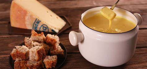 Ingredienti per la fonduta: Fontina, latte, tuorli, burro