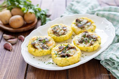 Cestini di patate ripieni di fonduta e guarniti con funghi