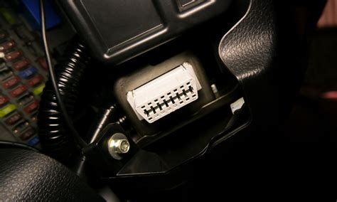 Immagine di un'interfaccia diagnostica per auto collegata a una porta OBD