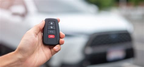 Simulazione di un'auto con sistema keyless che si sblocca avvicinando la mano alla maniglia