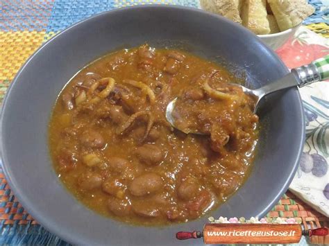 Calamari e fagioli borlotti in una ciotola