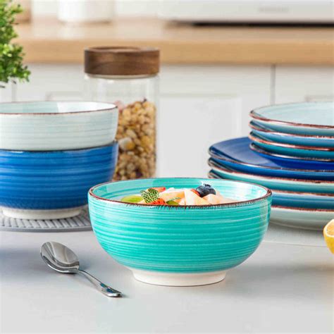 Illustrazione di un set di stoviglie con motivo di meringhe stilizzate