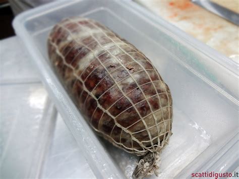 Cotechino fresco avvolto in un telo di cotone prima della cottura