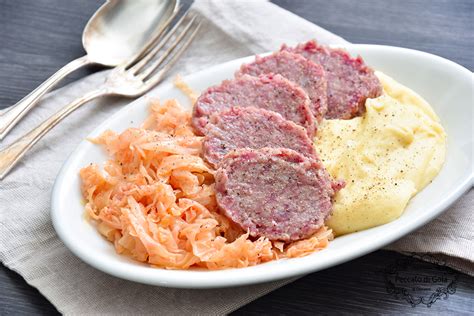 Piatto di cotechino con verza e patate