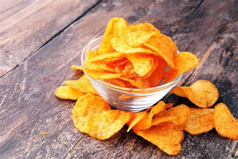 Una ciotola piena di patatine fritte dorate e croccanti