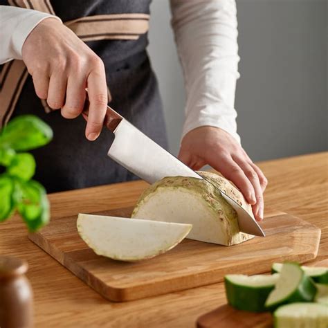 Un coltello affilato che taglia una patata a bastoncini uniformi