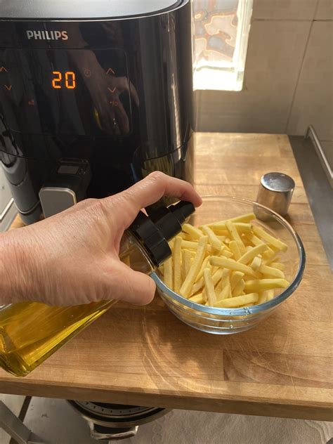 Una friggitrice con olio bollente e patatine che friggono
