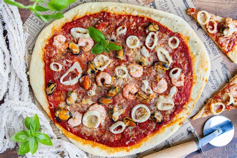 Pizza con frutti di mare in forno