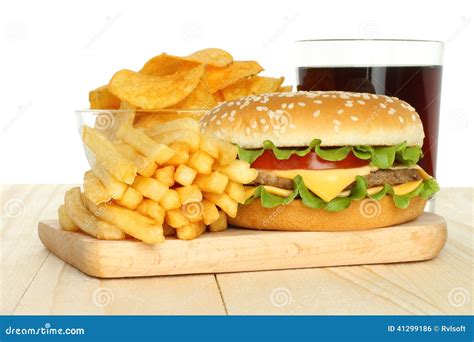Fotografia di un tavolo pieno di diversi tipi di hamburger e patatine fritte