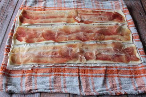 Fette di speck disposte a strati