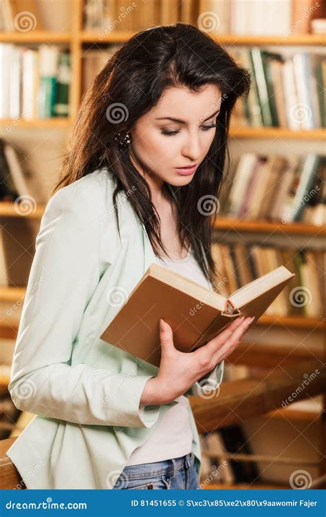Donna che legge un libro con espressione pensierosa