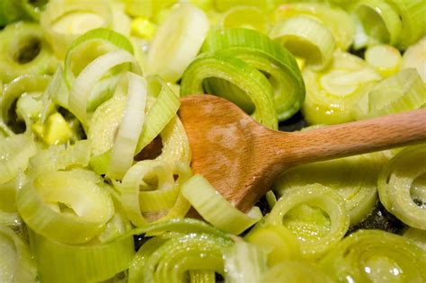 Porri freschi tagliati finemente per la salsa