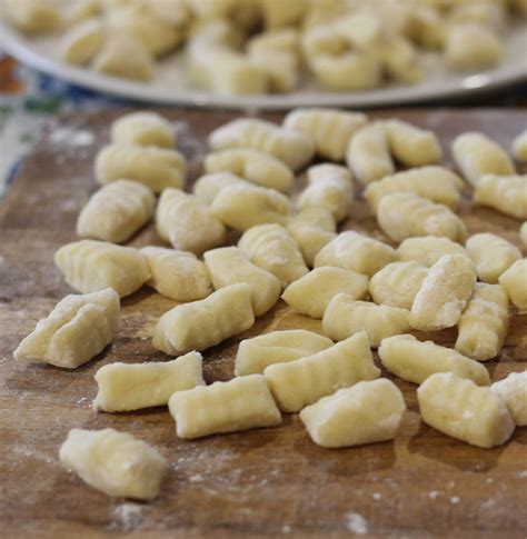 Gnocchi di patate fatti in casa su una spianatoia