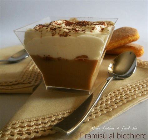 Coppette di tiramisù al cioccolato e wafer