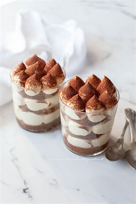 Strati di tiramisù in un bicchiere