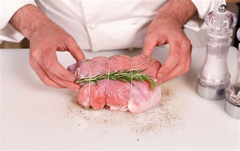 Legatura di un arrosto con spago da cucina