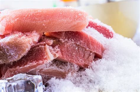 illustrazione dello scongelamento sicuro della carne