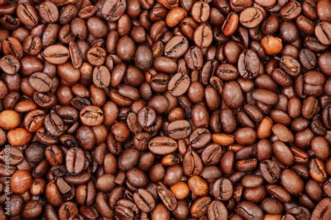 Immagine di chicchi di caffè e olio di mandorle