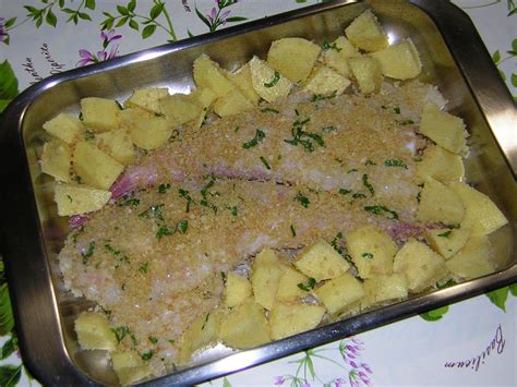 Coda di rospo coperta di patate nella pirofila