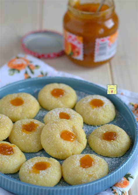 Strati di biscotti, crema e marmellata in un bicchiere
