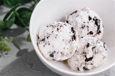 Coppette di gelato alla stracciatella con cialda croccante e panna montata