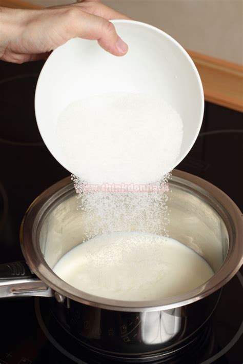 Pentolino con latte, panna e zucchero sul fuoco