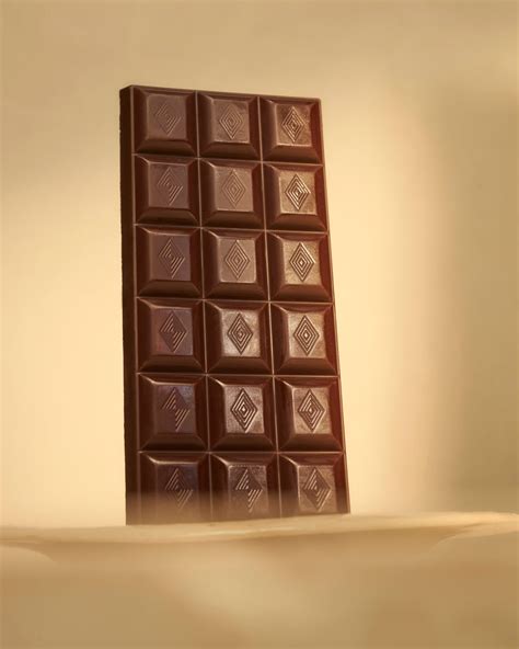 Tavoletta di cioccolato fondente e scaglie di cioccolato