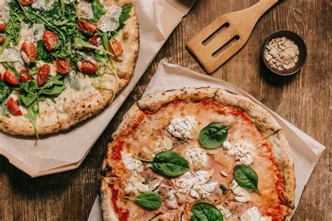 Varietà di pizze italiane artisticamente disposte